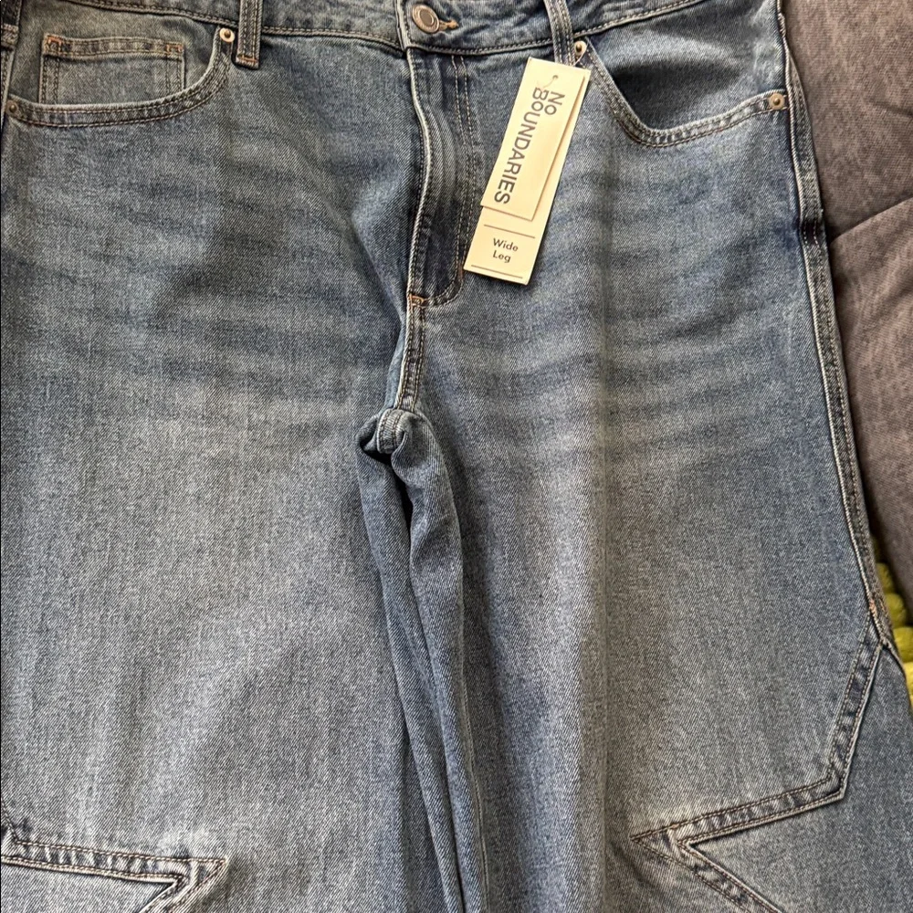 No Boundaries Mid Rise Wide Leg Star Jean - Picture 5 of 9